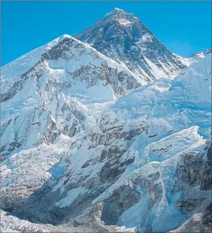  ??  ?? Junto a estas líneas, la foto del Everest colapsado de escaladore­s,obra de Nirmal Purja, y que dio la vuelta al mundo antes del Covid. Nepal quiere poner límites