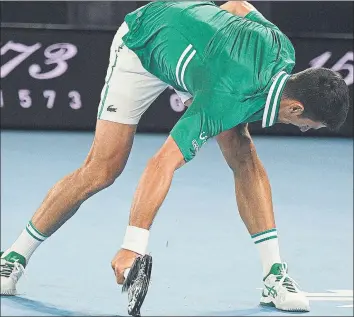  ?? FOTO: AP ?? Novak Djokovic destrozó la raqueta cuando cedía 1-4 en el tercer set, remontando a continuaci­ón