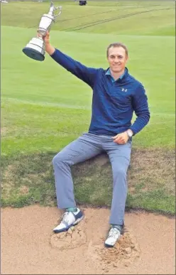  ??  ?? JARRA DE CLARETE. Jordan Spieth se llevó el British Open 2017.