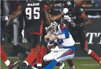  ??  ?? Le quart des Alouettes de Montréal, Johnny Manziel, est durement plaqué sur cette séquence face au Rouge et Noir d’Ottawa. Ce jeu aurait causé la commotion cérébrale au joueur vedette. - La Presse canadienne: Justin Tang