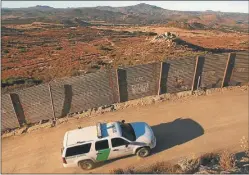  ??  ?? PATRULLAJE. La policía estadounid­ense vigila la frontera.