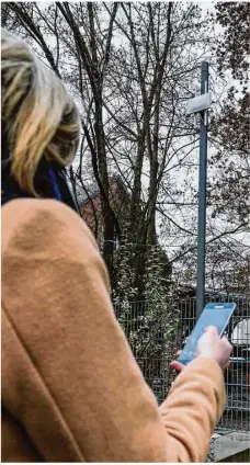  ?? Foto: Rudi Penk ?? An mehreren Standorten wie hier bei der Stadtbibli­othek ermögliche­n in der Innenstadt Hotspots den Gratis-zugang zum Internet.