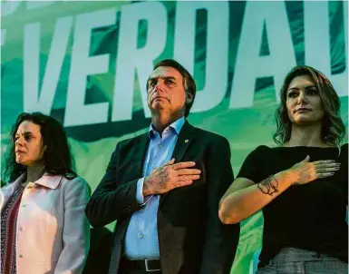  ??  ?? Janaína Paschoal, Bolsonaro e a mulher dele, Michelle, durante a convenção do PSL no Rio