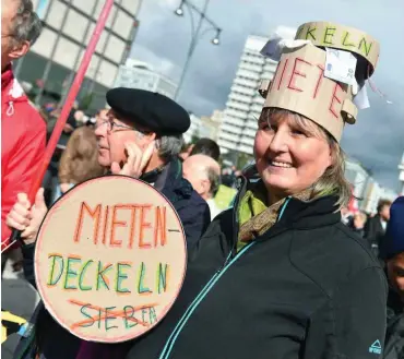  ?? Foto: epd-bild/Chistian Ditsch ?? Die Teilnehmer der Mieterdemo in der Vorwoche forderten einen Mietendeck­el statt eines Siebes.