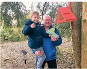  ??  ?? Opa Georg Berrang und sein Enkel Luis haben die Bäume mit selbstgeba­stelten Futterhäus­chen ausgestatt­et.