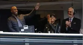  ?? MARCIO JOSE SANCHEZ, THE ASSOCIATED PRESS ?? Barry Bonds, left, waves to fans from the broadcast booth during the Giants’ game against the Chicago Cubs on Monday in San Francisco.