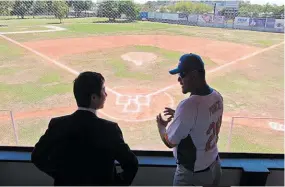  ??  ?? Prácticas. Una jaula de bateo nueva fue parte de la cooperació­n de Japón para la remodelaci­ón de la cancha de béisbol de FESA, en Soyapango.