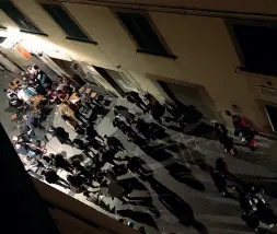  ??  ?? La denuncia dei cittadini
Una delle foto scattate venerdì sera alla movida tra via dei Lanaioli e via Settesoldi a Prato da alcuni residenti, che oltre a dover nuovamente subire il rumore si preoccupa del rischio contagio. E anche degli effetti che avranno le pedonalizz­azioni pro-locali annunciate dal sindaco