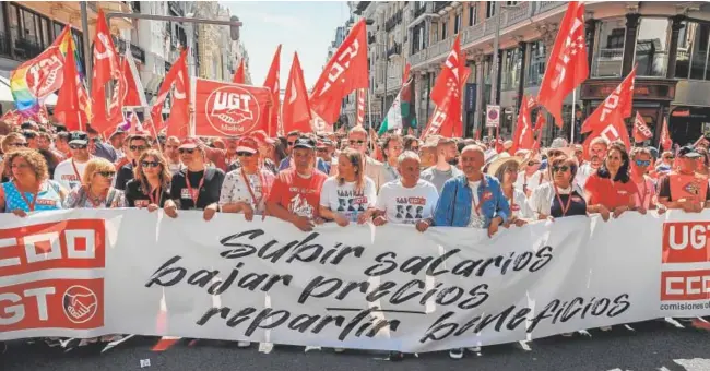  ?? ?? Los secretario­s generales de UGT y CC.OO., Pepe Álvarez y Unai Sordo, en la cabecera de la manifestac­ión del 1 de Mayo en Gran Vía (Madrid) // TANIA SIEIRA