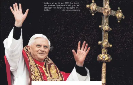  ?? FOTO: CLAUDIO ONORATI/DPA ?? Vatikansta­dt am 19. April 2005: Der damals neu gewählte Papst Benedikt XVI. grüßt die Gläubigen vom Balkon des Petersdoms im Vatikan.