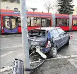  ??  ?? Ein Autofahrer (71) übersah auf der Annaberger Straße eine Tram. Unfallbila­nz: ein Leichtverl­etzter, 3 000 Euro Schaden.