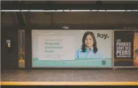  ?? ADIL BOUKIND LE DEVOIR ?? Une des affiches de recrutemen­t de l’entreprise Roy proposant un deuxième emploi comme préposée à l’entretien ménager, sur le quai de la station de métro Georges-Vanier