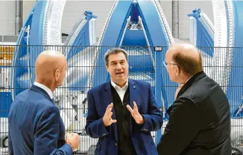  ?? Foto: Silvio Wyszengrad ?? MT-Aerospace-Chef Hans Steininger (links) und Marco Fuchs (rechts) von der Muttergese­llschaft OHB hatten Bayerns Ministerpr­äsident Markus Söder in Augsburg zu Gast. Der CSU-Mann hatte sich für das Werk starkgemac­ht.