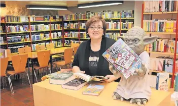  ?? ARCHIVFOTO: KAISER ?? Carmen Alonso fing 1984 als Mitarbeite­rin in der Stadtbüche­rei Tönisvorst an. Heute hat die Stadtbüche­rei im alten Rathaus in St. Tönis einen Bestand von 26.000 Medien. Die Begeisteru­ng fürs Lesen zu wecken, ist da nicht schwer.