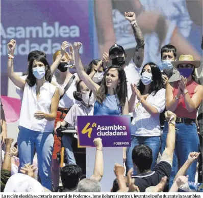  ?? Oscar del Pozo / AFP ?? La recién elegida secretaria general de Podemos, Ione Belarra (centro), levanta el puño durante la asamblea del partido celebrada en Alcorcón.