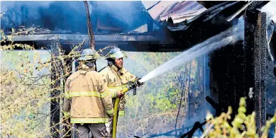  ??  ?? DESTRUIDA. El fuego destruyó el plantel de madera adonde funcionaba la empresa.