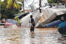  ?? DELMER MARTÍNEZ AP ?? En esta foto de archivo del 6 de noviembre de 2020, un residente que camina por una calle inundada, en Honduras.