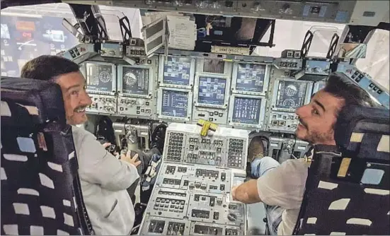  ?? EL CELLER DE CAN ROCA / BBVA ?? Joan i Jordi Roca en un simulador durant la visita a la NASA; abans d’arribar a Houston van patir diverses cancel·lacions de vols