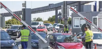  ?? FOTO:HANS JÜRGEN BAUER ?? In den ersten Tagen sorgten die neuen Schranken am Flughafen für Verwirrung. Der Rückstau ging teils bis zum Autobahn-Zubringer. Das Flughafen-Personal erklärte den Fahrern das neue System.