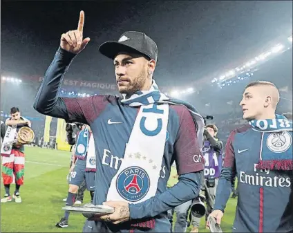  ?? FOTO: EFE ?? El fichaje de Neymar por el Paris SG sigue coleando La UEFA analiza minuciosam­ente las cuentas del club francés desde su llegada