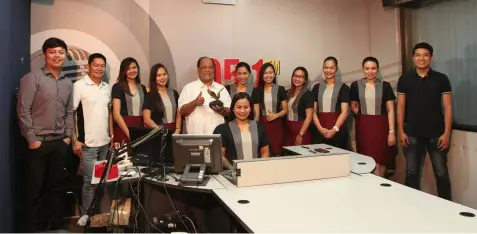  ?? Contribute­d Photo ?? GOLDEN DOVE. The staff of DwRW 95.1 FM headed by General Manager Perry Pangan shows off the Golden Dove award.—