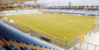  ??  ?? Lo scenario che attende la Reggina oggi a Rieti, uno stadio vuoto dove sfidare la Berretti amarantoce­leste