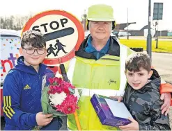  ?? ?? Chocs away Sarah with well-wishers, brothers Denis and Daniel Sweeney