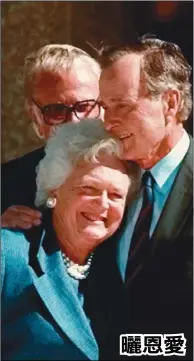  ??  ?? 1997年老布希總統­圖書館落成，芭芭拉布希(左)靠在丈夫懷中。 (美聯社)