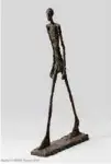  ??  ?? Alberto Giacometti, Hombre que camina II, 1960. © Vegap. Madrid (2018).