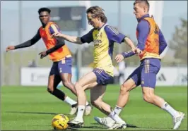  ?? ?? Modric, perseguido por Kroos en un entrenamie­nto del Madrid.