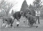  ?? TED S. WARREN/AP ?? Wendy Jensen, from left, Joe Woodmansee, Linda Holeman and Bonnie Dawson, the children of Carole Rae Woodmansee, clean their mother’s headstone at a cemetery in Sedro-Woolley, Wash.