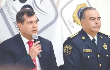  ??  ?? El mandatario capitalino, José Ramón Amieva, y el secretario de Seguridad Pública de la CDMX, Raymundo Collins, en conferenci­a de prensa, aseguraron que el uso de armas es un problema “grave”.