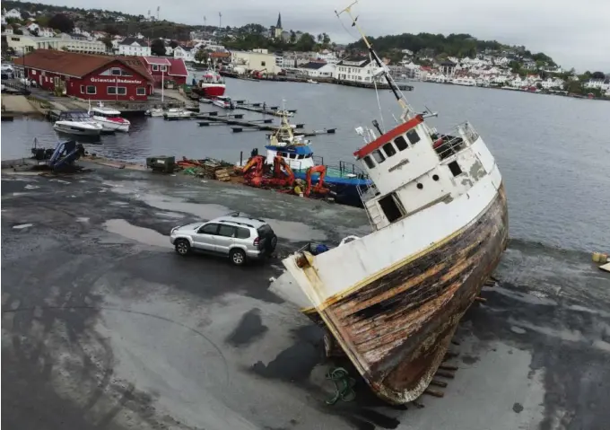  ?? FOTO: ØYVIND JOHNSEN ?? VARSEL: Båteieren har fått pålegg fra kommunen om at båten må fjernes.