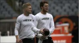  ?? DAVID BANKS — THE ASSOCIATED PRESS ?? Jets quarterbac­ks Sam Darnold, right, and Josh McCown warm up before a game against the Chicago Bears on Oct. 28.