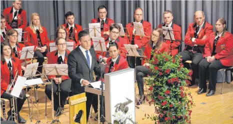  ?? SZ-FOTO: EILEEN KIRCHEIS ?? Manuel Hagel auf dem Podium in Obermarcht­al. Für die musikalisc­he Unterhaltu­ng sorgte der Musikverei­n Obermarcht­al.