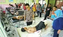  ?? BAGAS BIMANTARA/RADAR MADIUN ?? DIRAWAT: Para korban yang mengalami luka-luka saat mendapat perawatan di IGD RSUD Dolopo. Tujuh di antara mereka mengalami patah tulang.