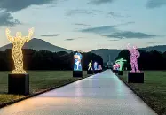  ??  ?? Le sculture luminose di Marco Lodola nel parco