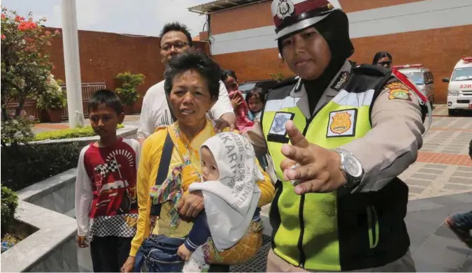  ?? TATAN SYUFLANA / AP / NTB SCANPIX ?? Pårørende blir fulgt til et krisesente­r på flyplassen Soekarno-Hatta i Tangerang.