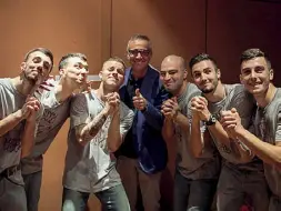  ??  ?? Massimo Ghini (al centro) con i ragazzi dello spettacolo, i «Lotta Boyz»