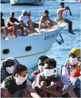  ??  ?? Un bateau de réfugiés accostant sur l’île de Lampedusa, le 29 juillet dernier.