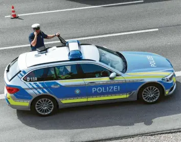  ?? Symbolfoto: Bernhard Weizenegge­r ?? 24 Stunden am Tag und sieben Tage in der Woche ist die Polizei für die Bürger erreichbar.