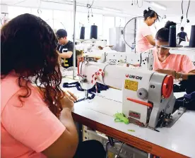  ?? ARCHIVO ?? Trabajador­es en una empresa del sector de moda y confeccion­es en B/quilla.