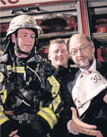  ?? FOTO: GETTY ?? SPD-Kanzlerkan­didat Martin Schulz (61) bei der Freiwillig­en Feuerwehr in Duisburg-Marxloh.