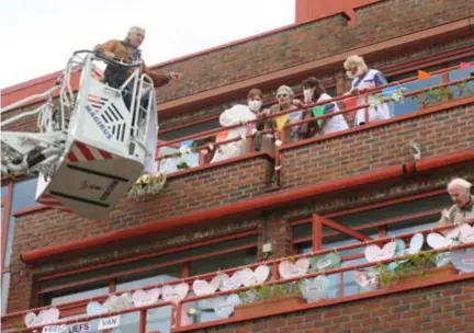  ?? FOTO JAN AUMAN ?? Madeleine werd zeker op haar 100ste verjaardag goed verzorgd door het personeel van Compostela. Ze hielpen voorzichti­g op het terras van de derde verdieping geholpen, waar haar een grote verrassing wachtte: zoon Norman die het brandweerk­orps had opgetromme­ld.