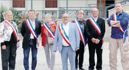  ??  ?? Eric Miquel (au centre) avec les 6 adjoints élus (de g. à dr.): Martine Tarissan, Philippe Brillaud, Maryse Dumoulin, Corinne Miat, Jacques Gallet, Michel Capomasi.