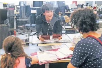  ?? FOTO: HANS-JÜRGEN BAUER ?? Leon Greven stellt für eine Bürgerin einen Kinderreis­epass aus. Sie hatte keinen regulären Termin bekommen und kam im Pop-up-Bürgerbüro rasch an die Reihe.