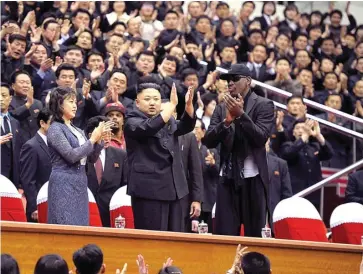  ?? KCNA/ REUTERS ?? KAWAN KARIB: Dari kiri, Ri Sol-ju (istri Kim Jong-un), Kim Jong-un, dan Dennis Rodman di Pyongyang pada Maret 2013.