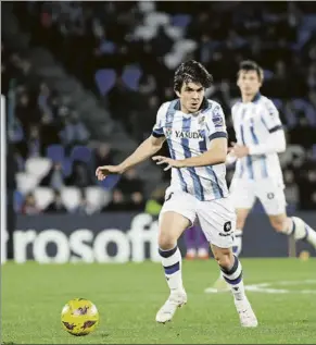  ?? FOTO: EfE ?? Jon Mikel Aramburu, ante el Cádiz, con la Real Sociedad.