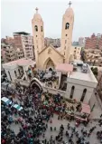  ?? Foto: Khaled Desouki, dpa ?? In der Sankt Georgs Kirche im nord ägyptische­n Tanta explodiert­e der erste Sprengkörp­er.