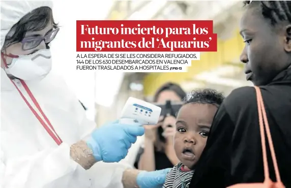  ?? Foto: MSF ?? Una madre inmigrante y su hija son examinadas por personal sanitario en las mismas dependenci­as del puerto de Valencia.